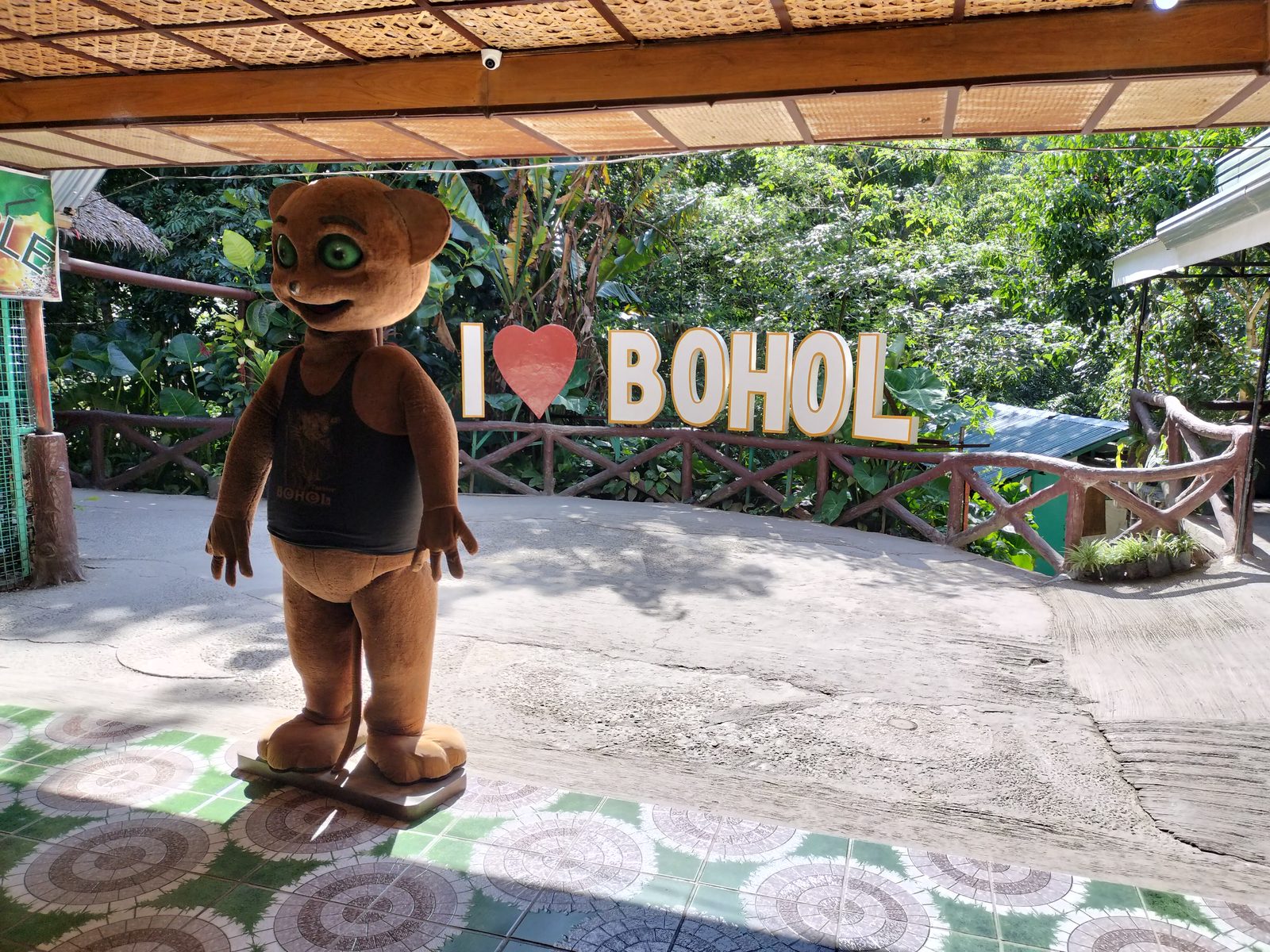 I LOVE BOHOL のモニュメントとターシャ像 I Love Bohol monument with tarsier statue