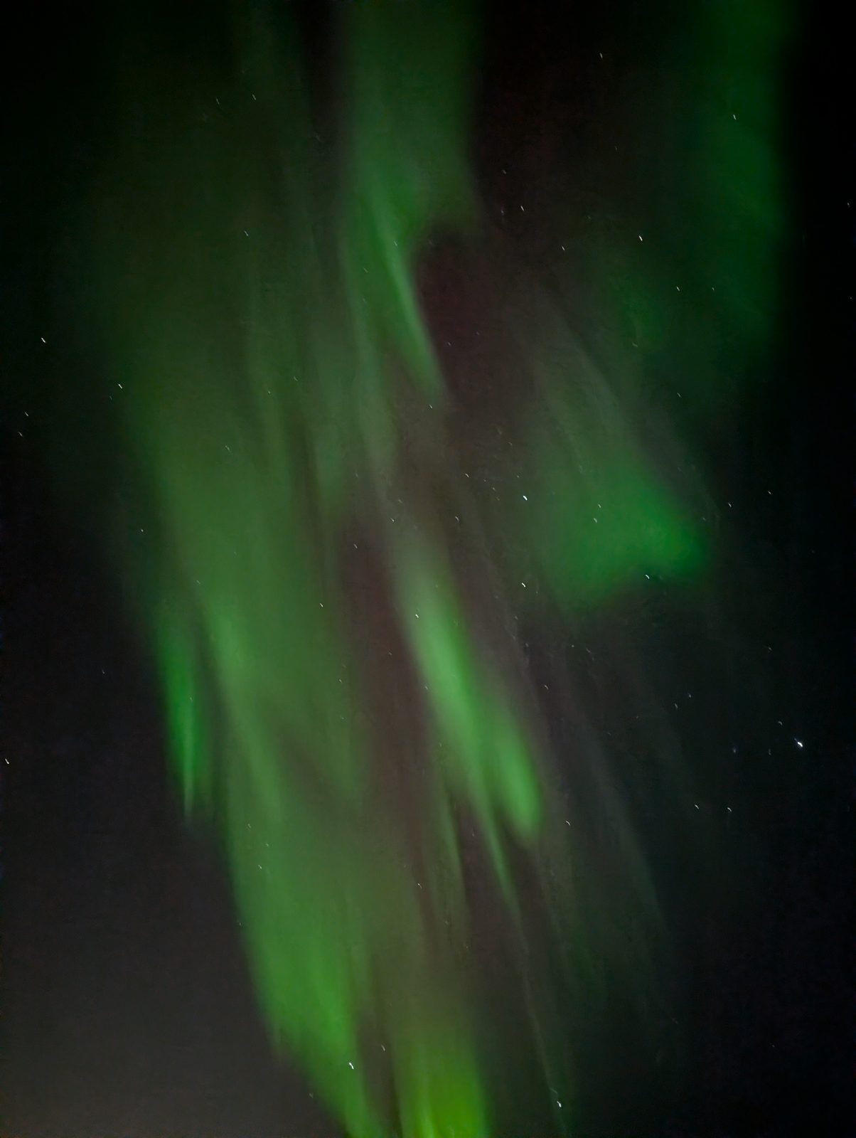 オーロラのカーテンが垂れ下がる夜空 Aurora curtains hanging in the night sky, Iceland