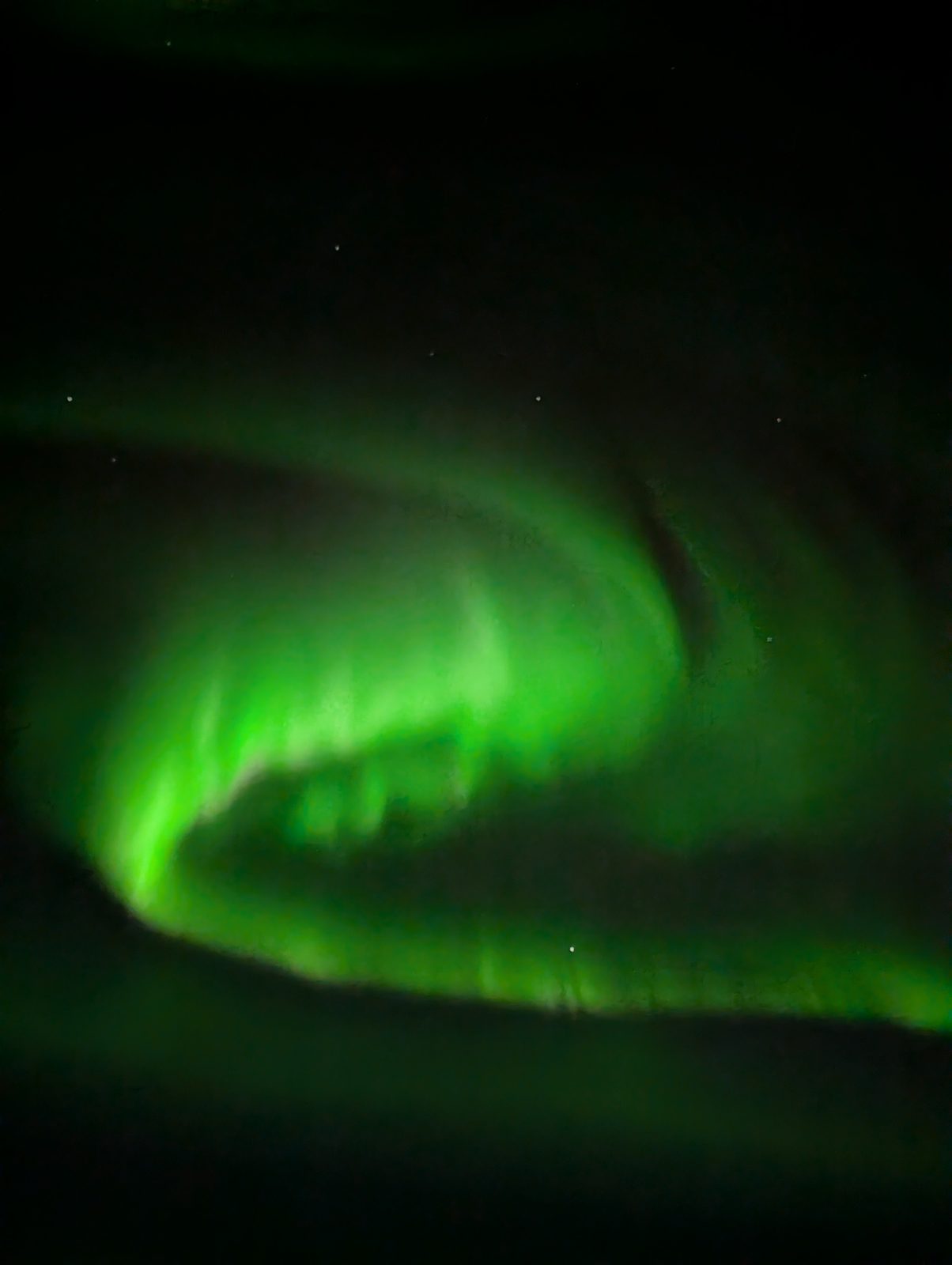 頭上で渦を巻く明るい緑のオーロラ Bright green aurora swirl overhead, Iceland