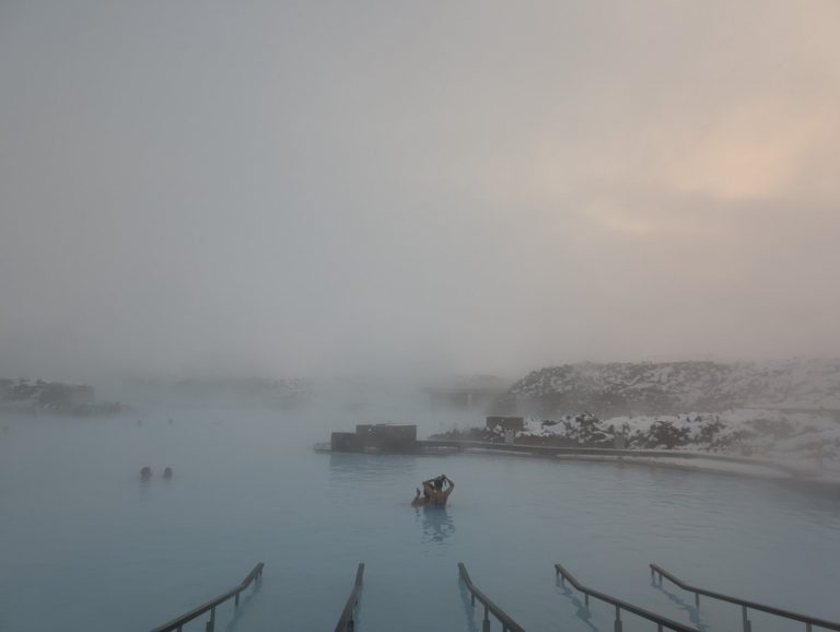 湯気に包まれた地熱ラグーン Steam over a geothermal lagoon, Iceland