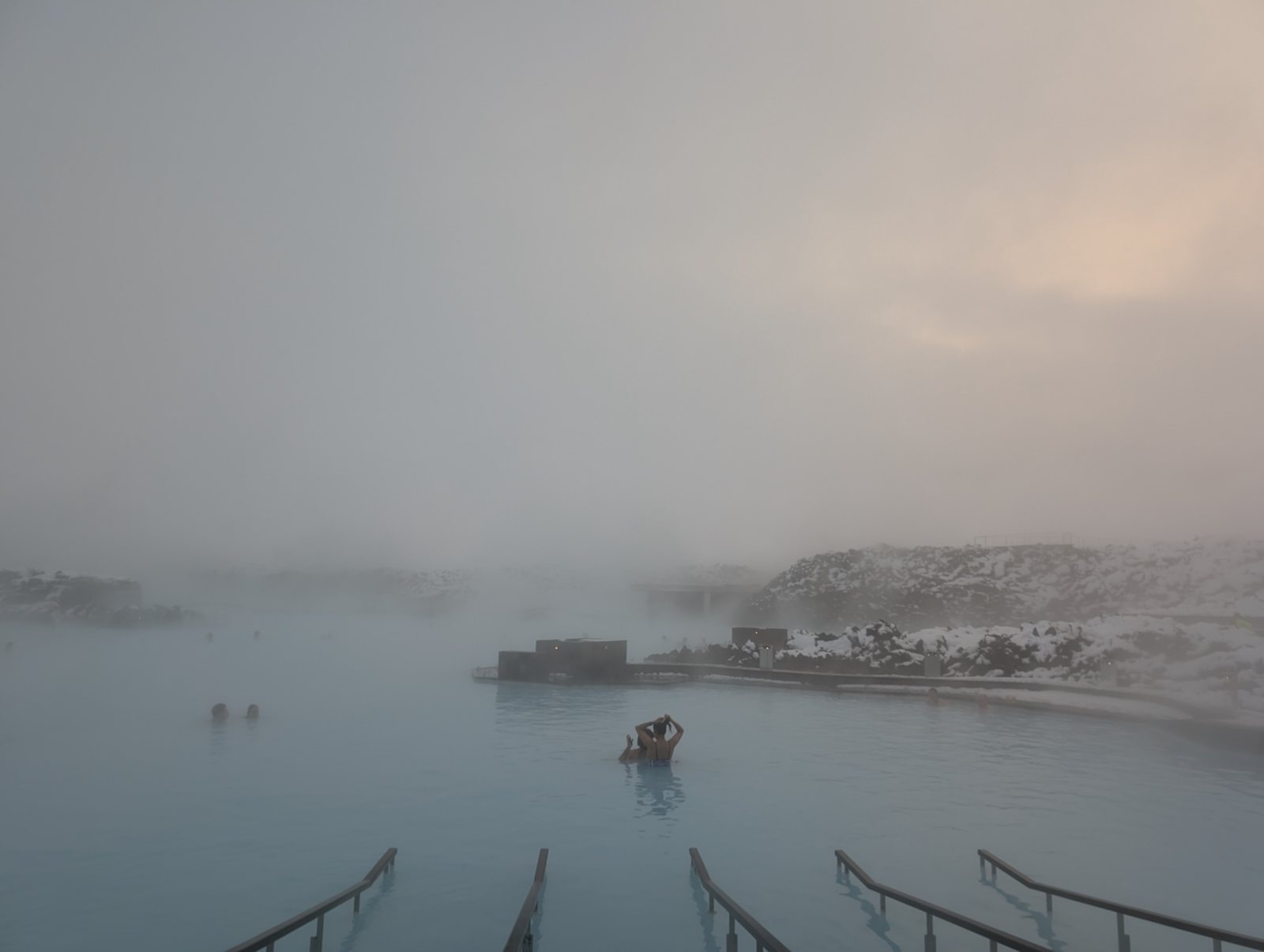湯気に包まれた地熱ラグーン Steam over a geothermal lagoon, Iceland