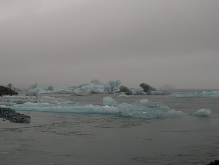 氷河湖に浮かぶ氷塊 Icebergs in a glacier lagoon, Iceland