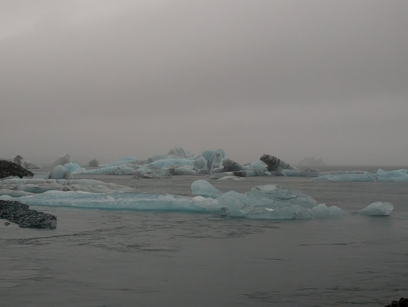 氷河湖に浮かぶ氷塊 Icebergs floating in a glacier lagoon, Iceland