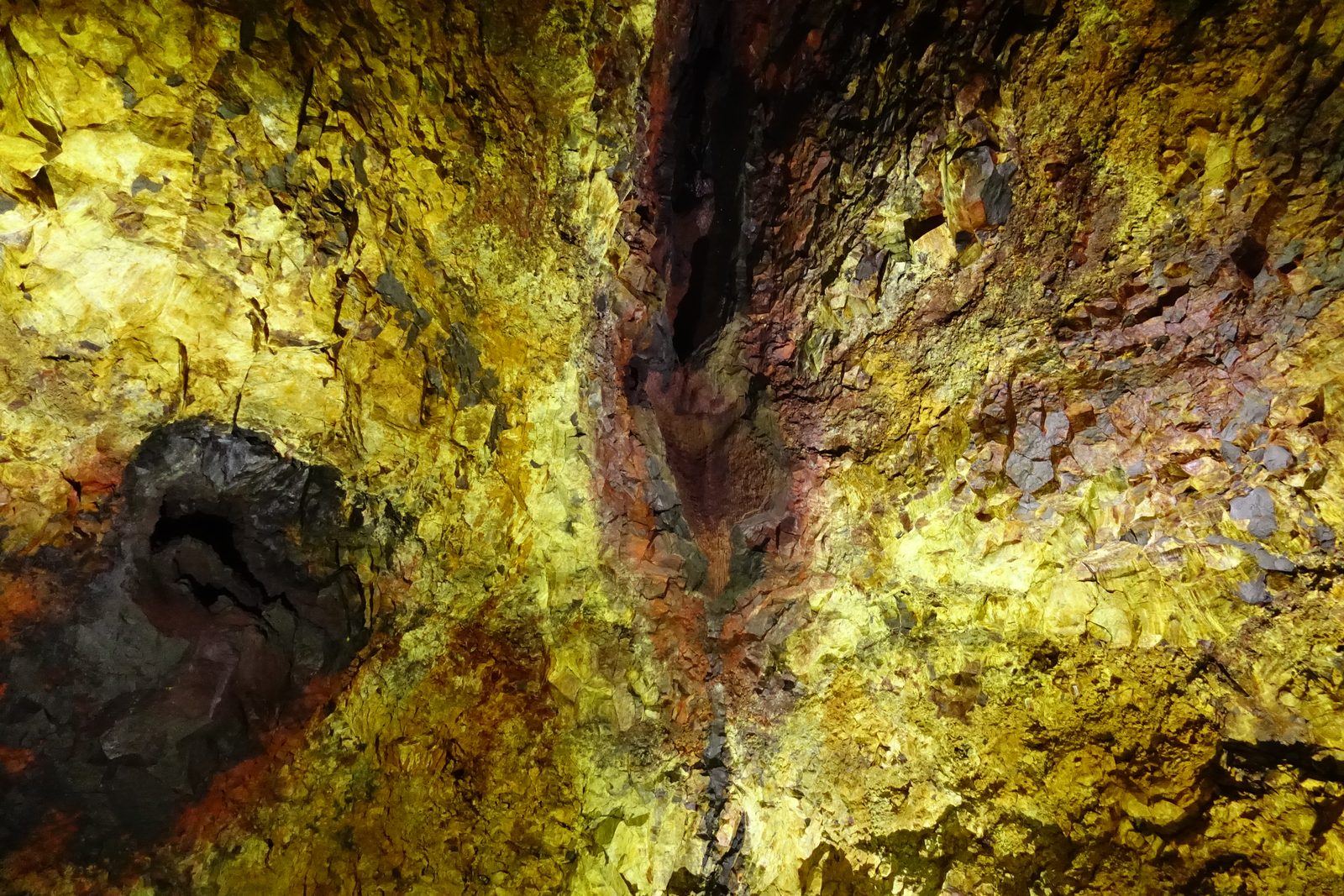 インサイド・ザ・ボルケーノのマグマ溜まり内部 Inside the Volcano — Thrihnukagigur magma chamber, Iceland