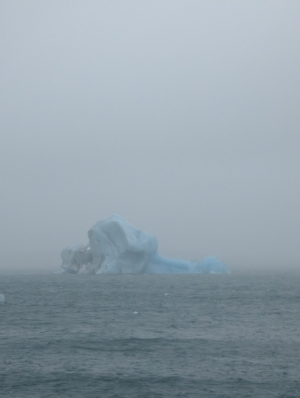 霧のヨークルスアゥルロゥン氷河湖の氷山 Iceberg in fog at Jökulsárlón glacier lagoon, Iceland