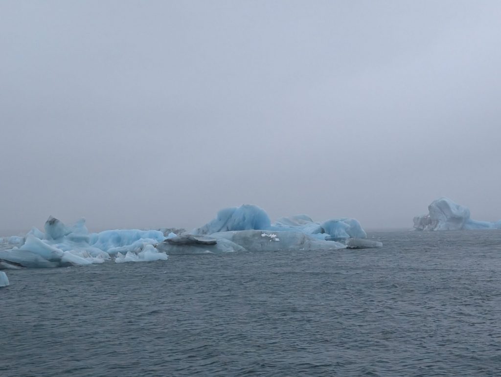 ヨークルスアゥルロゥン氷河湖に浮かぶ青い氷山 Blue icebergs in Jokulsarlon glacier lagoon