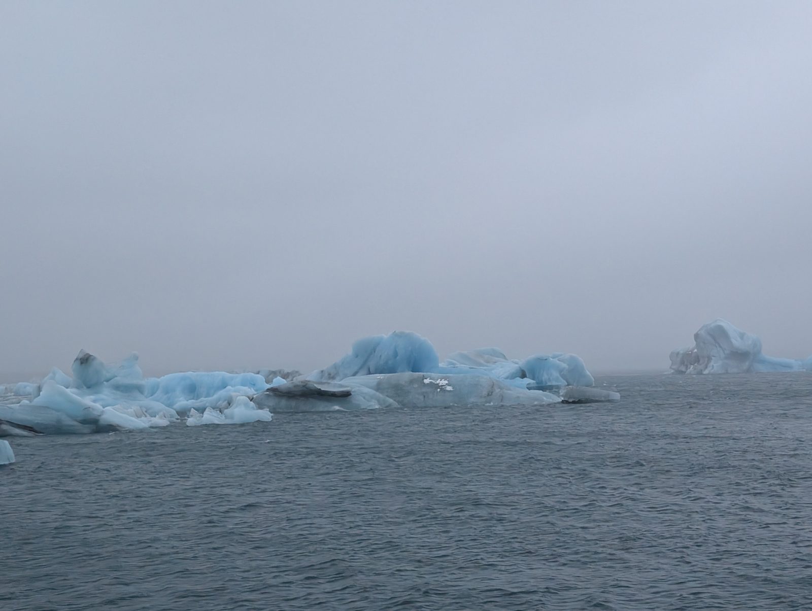 ヨークルスアゥルロゥン氷河湖に浮かぶ氷山 Icebergs on Jokulsarlon glacier lagoon, Iceland