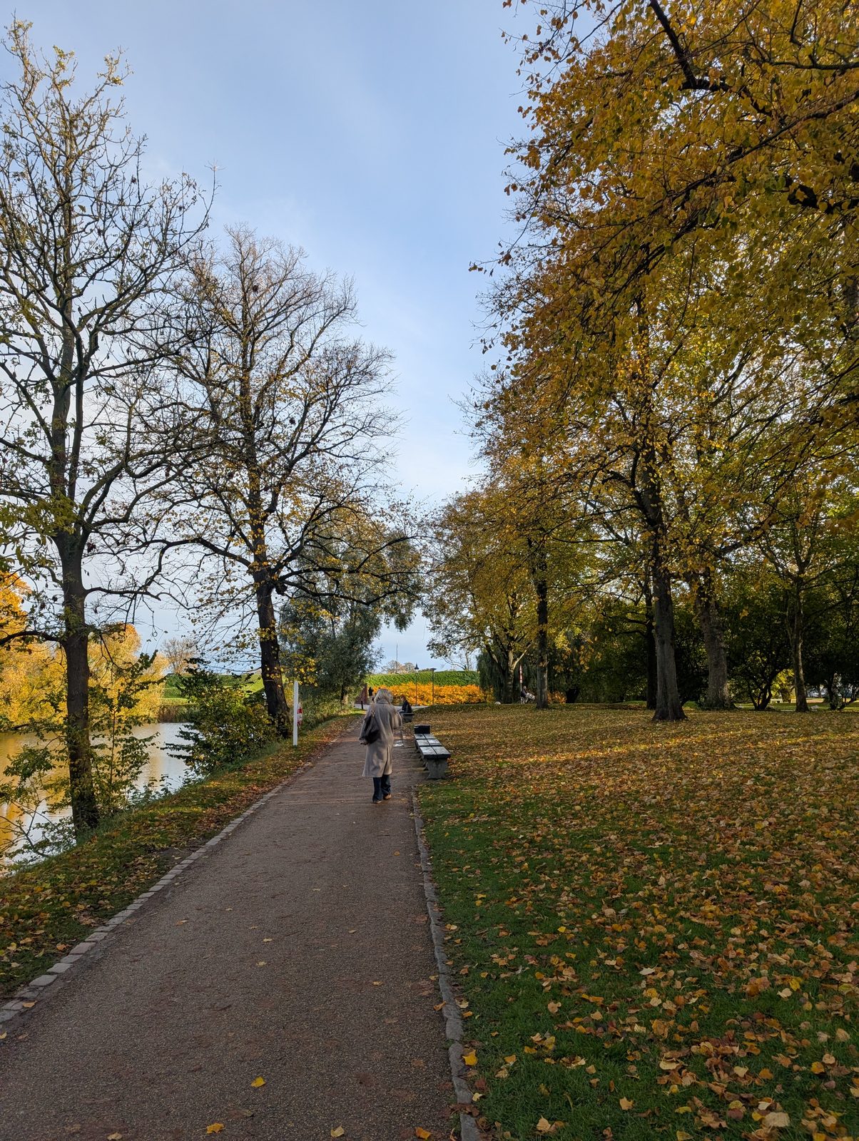 紅葉のカステレット要塞の遊歩道 Autumn path on the ramparts of Kastellet fortress