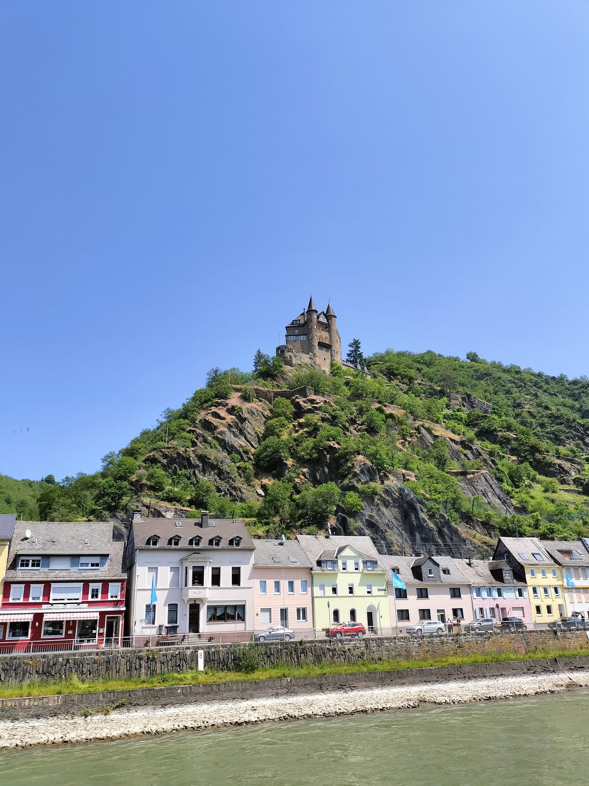カッツ城とザンクト・ゴアハウゼンの町並み Katz Castle above St. Goarshausen on the Rhine
