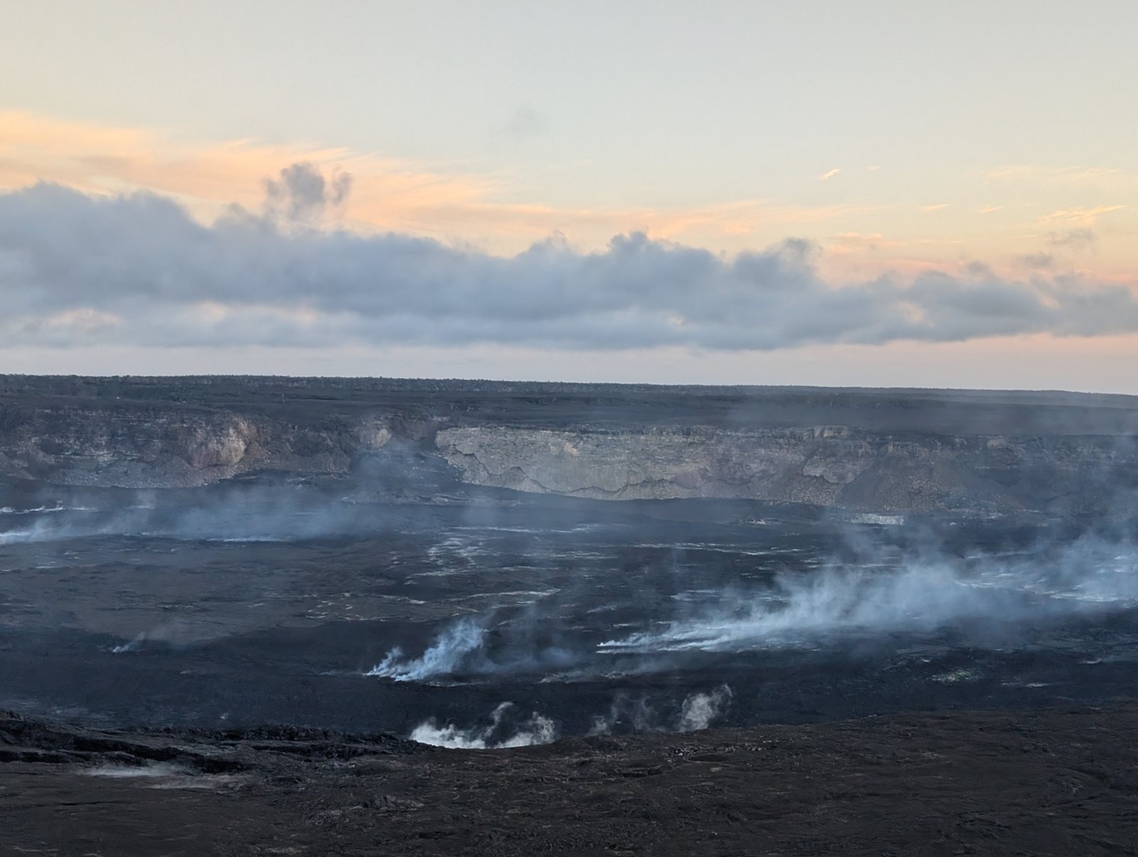 夜明けのキラウエア火口と噴気 Steam rising from the Kilauea crater at dawn, Hawaii