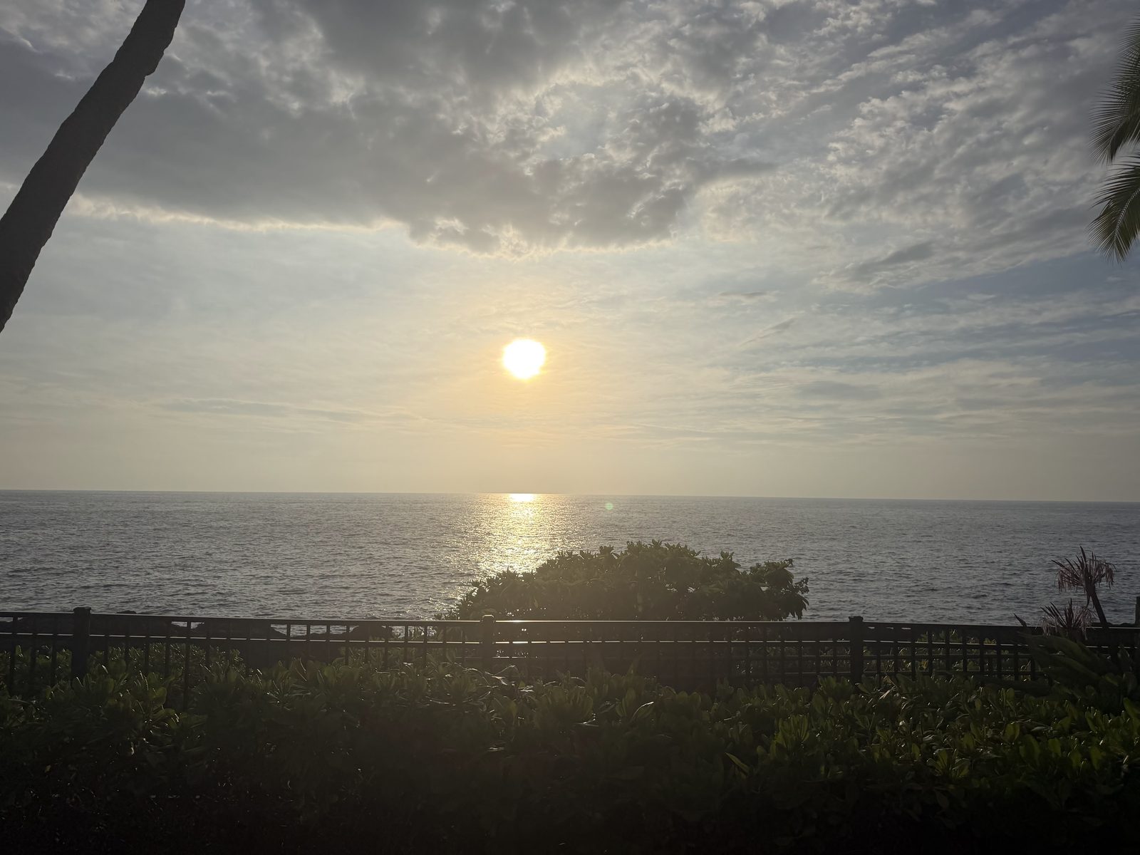 コナの海に沈む夕日 Sunset over the ocean at Kailua-Kona, Big Island