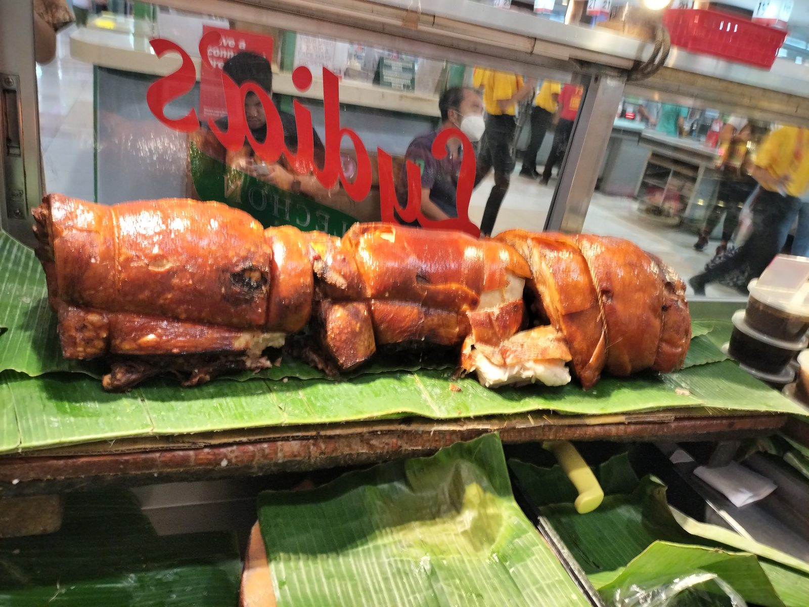 マニラのレチョン専門店 Lechon stall with roasted pigs in Manila