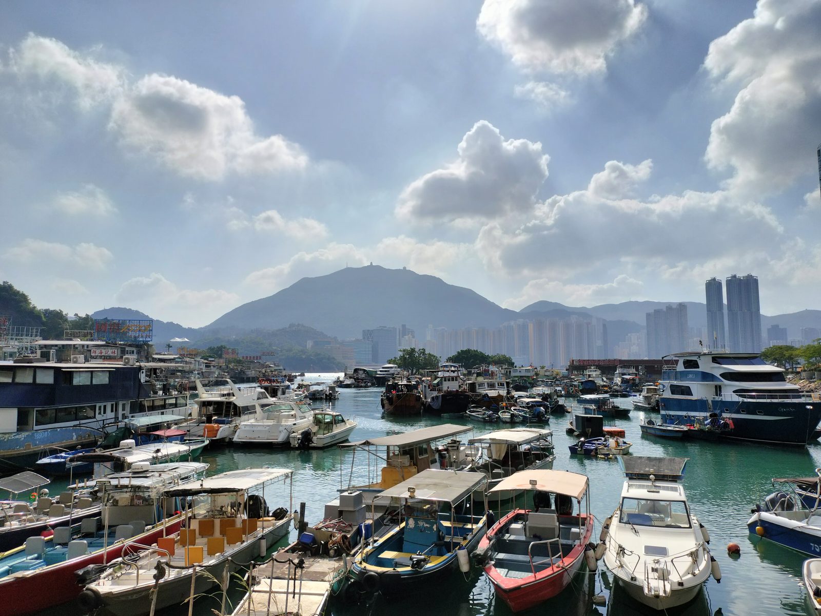鯉魚門の漁村と停泊する船 Lei Yue Mun fishing village with boats, Hong Kong