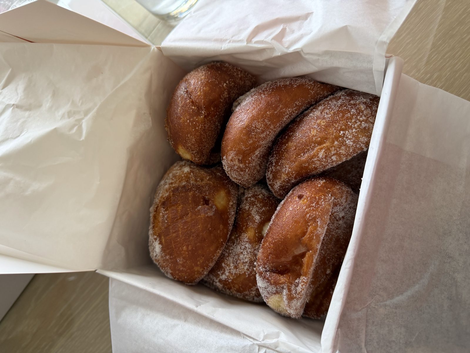 レナーズのマラサダ Box of fresh malasadas from Leonard's Bakery, Honolulu