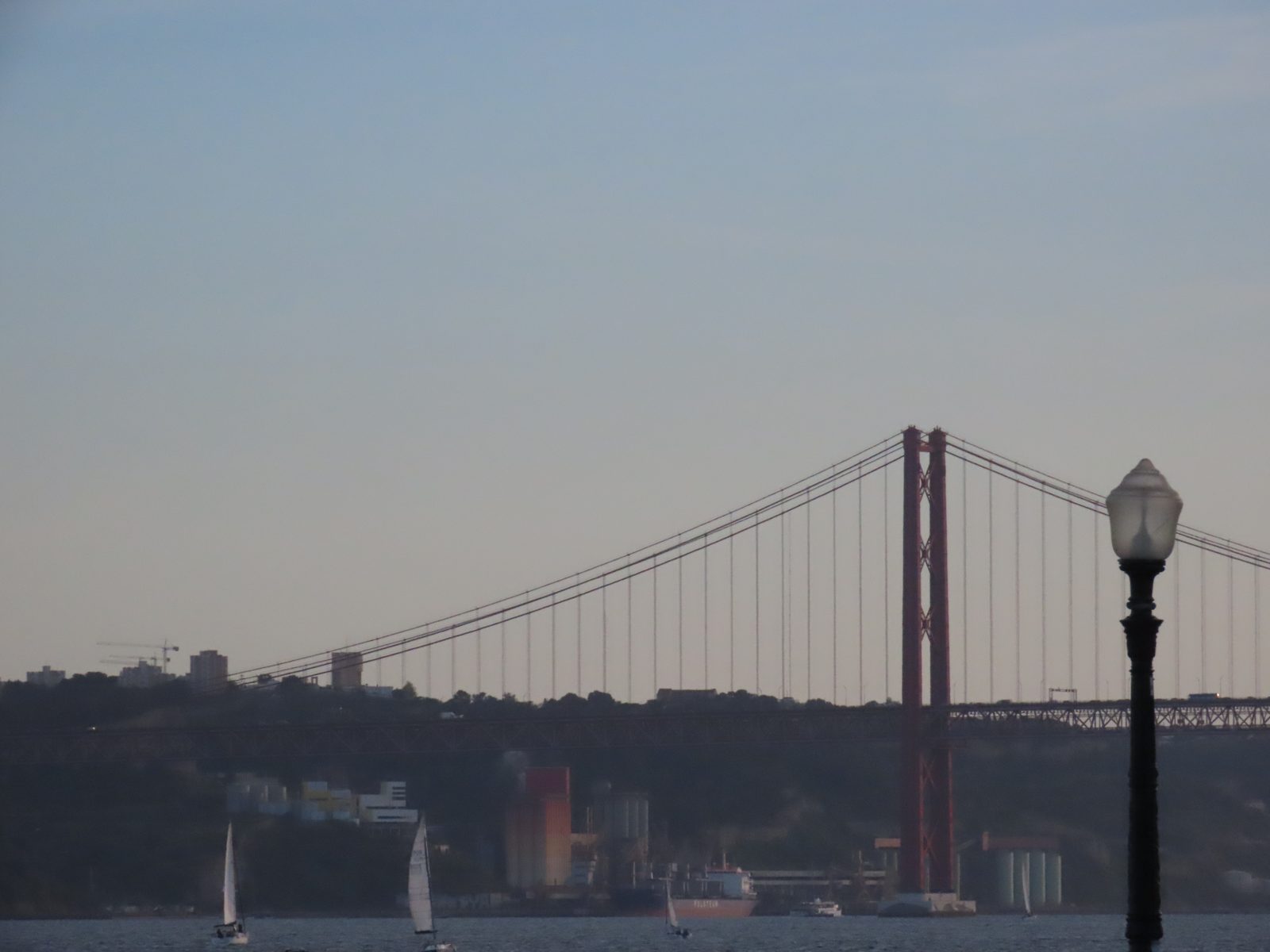 夕暮れの4月25日橋とヨット 25 de Abril bridge and sailboat at dusk, Lisbon