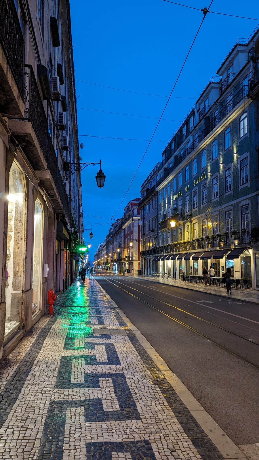夕暮れのバイシャ地区の通り Baixa street at dusk with calcada pavement, Lisbon
