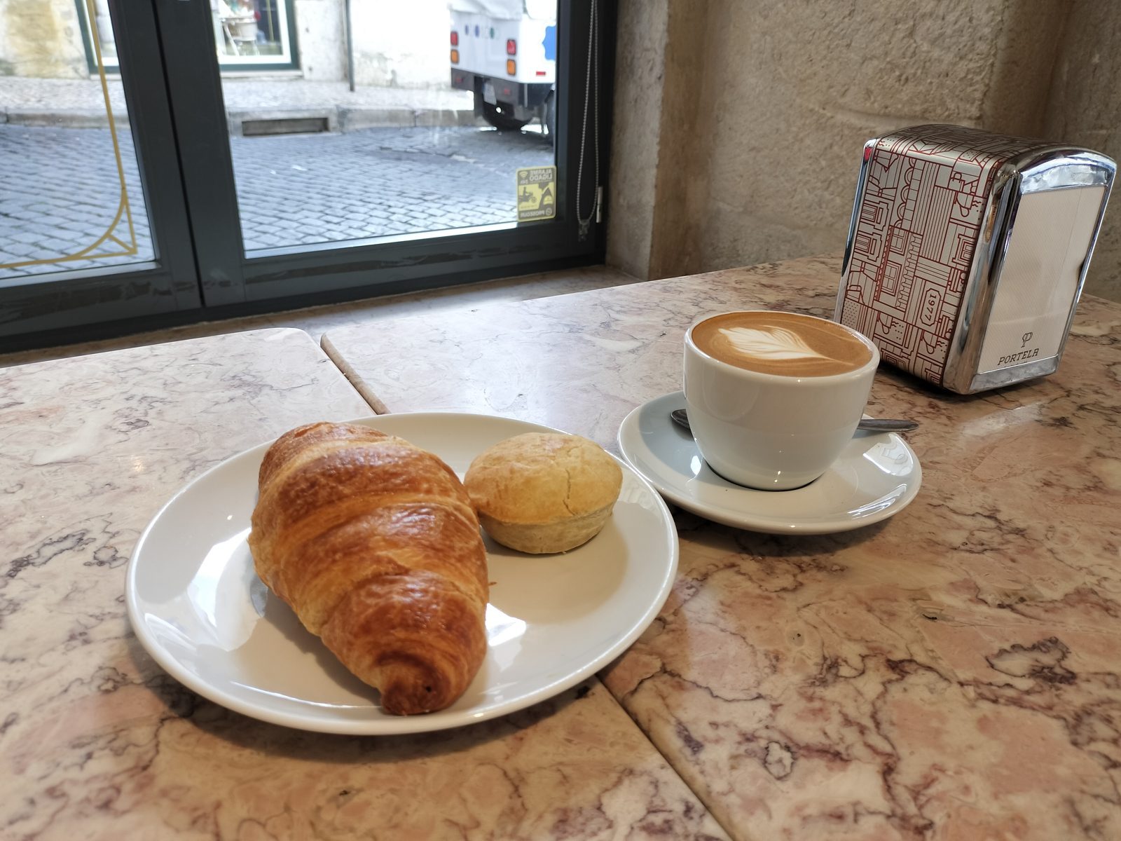 リスボンのカフェの朝食 Cafe breakfast with croissant and coffee, Lisbon