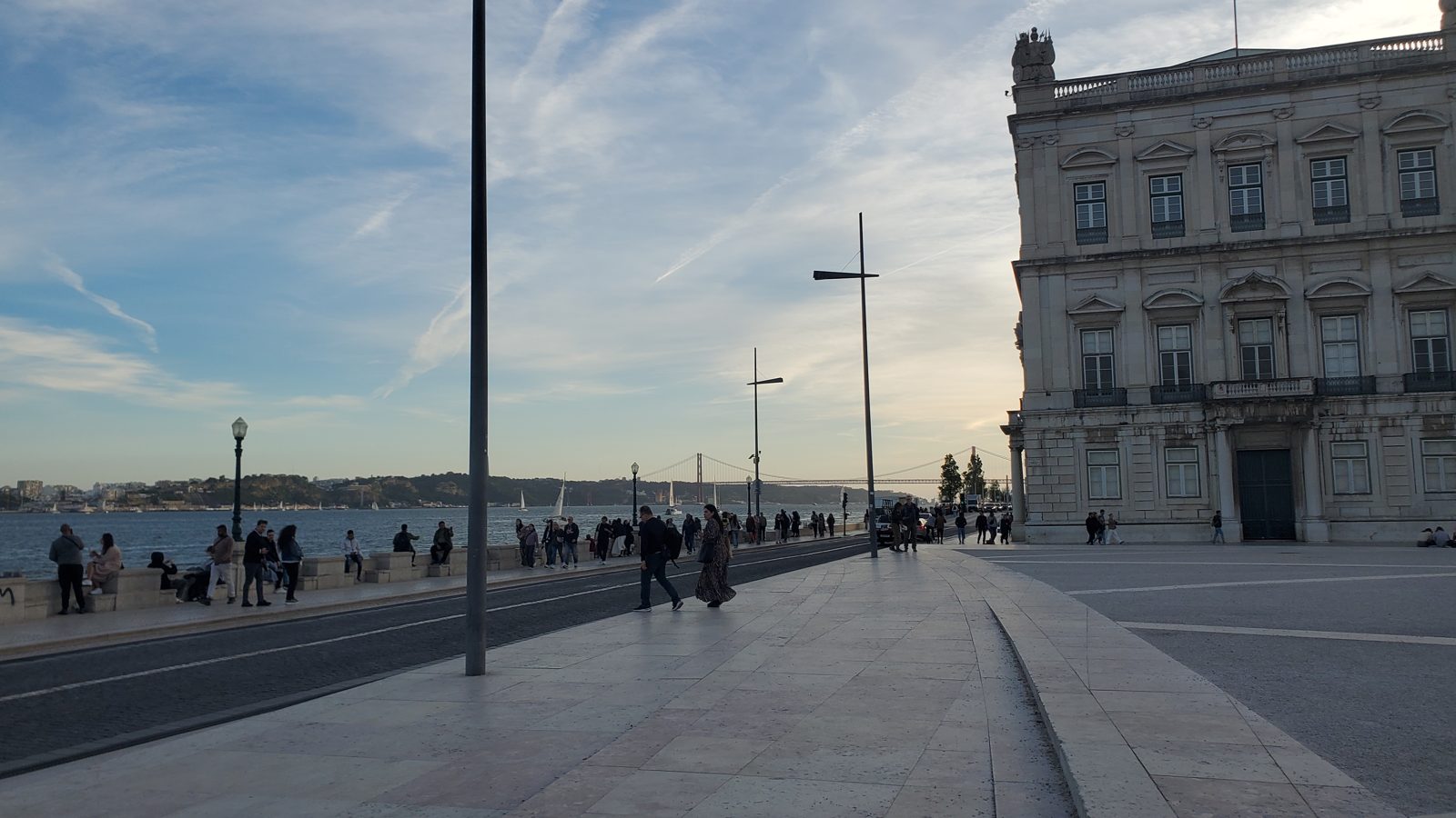 テージョ川沿いのカイス・ダス・コルナス Cais das Colunas riverfront, Lisbon