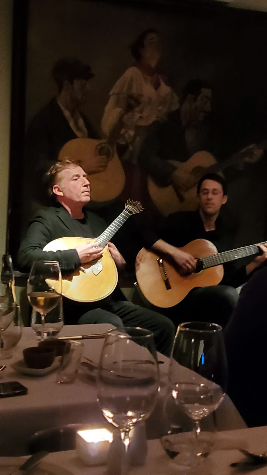 ギターラ・ポルトゥゲーザの演奏 Guitarra portuguesa at fado house, Lisbon