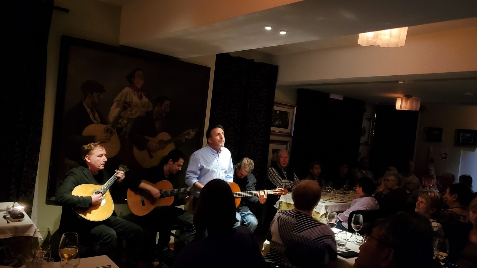 ファド・ハウスの演奏風景 Fado performance at a fado house, Lisbon