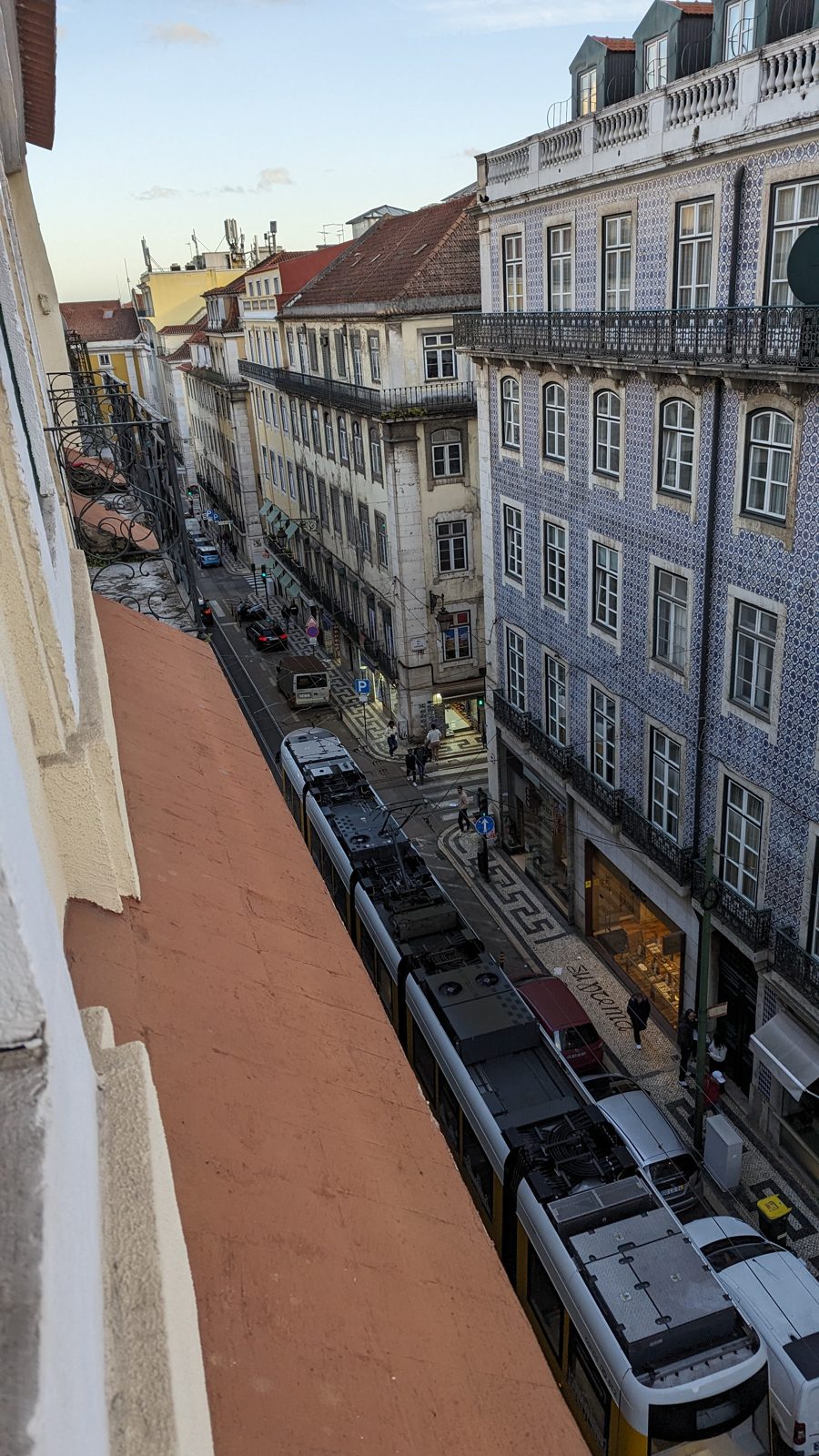 宿の窓から見下ろすリスボンの通り Street view from an apartment window, Lisbon