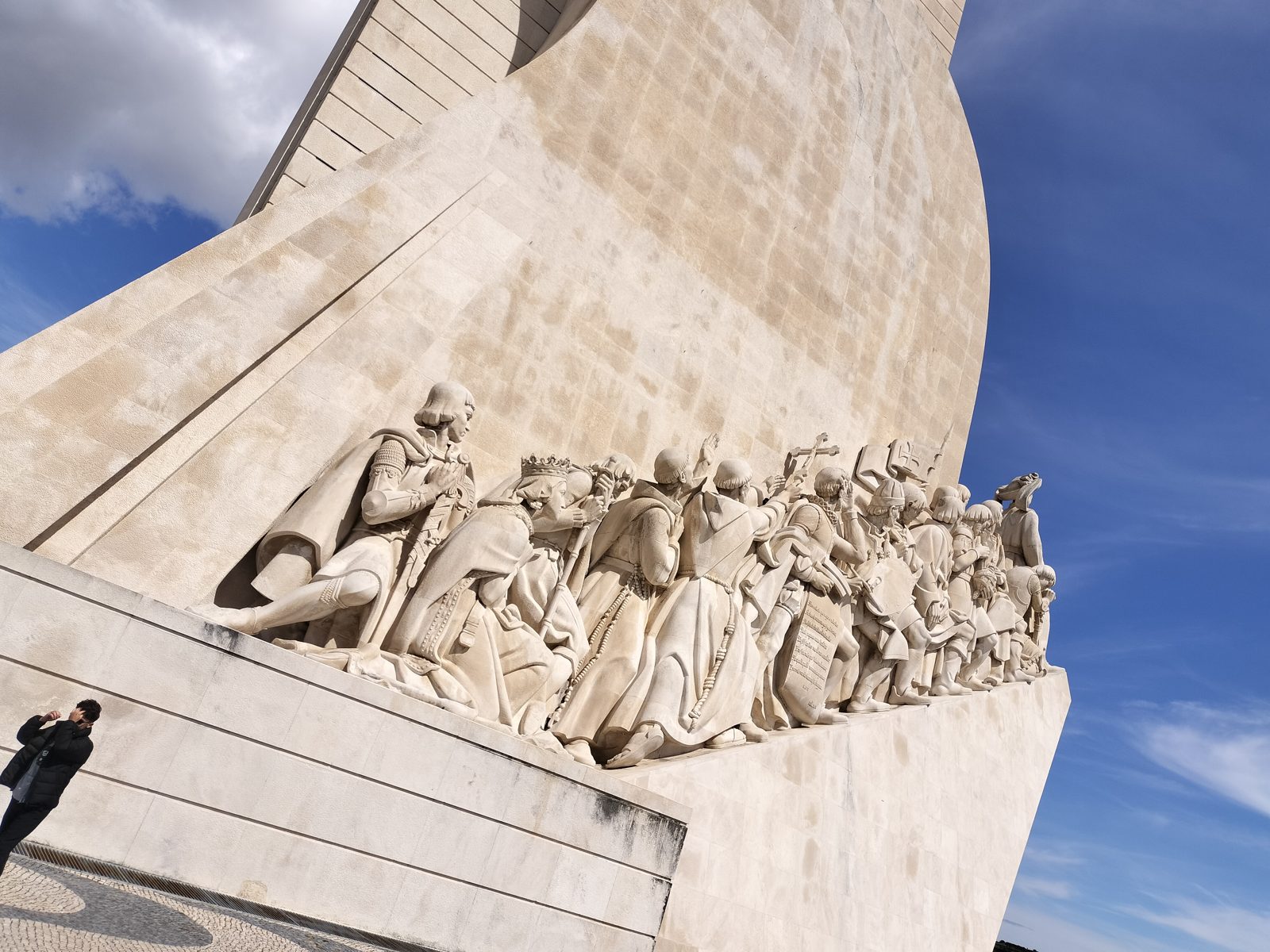 発見のモニュメントの彫像群 Monument of the Discoveries closeup, Lisbon