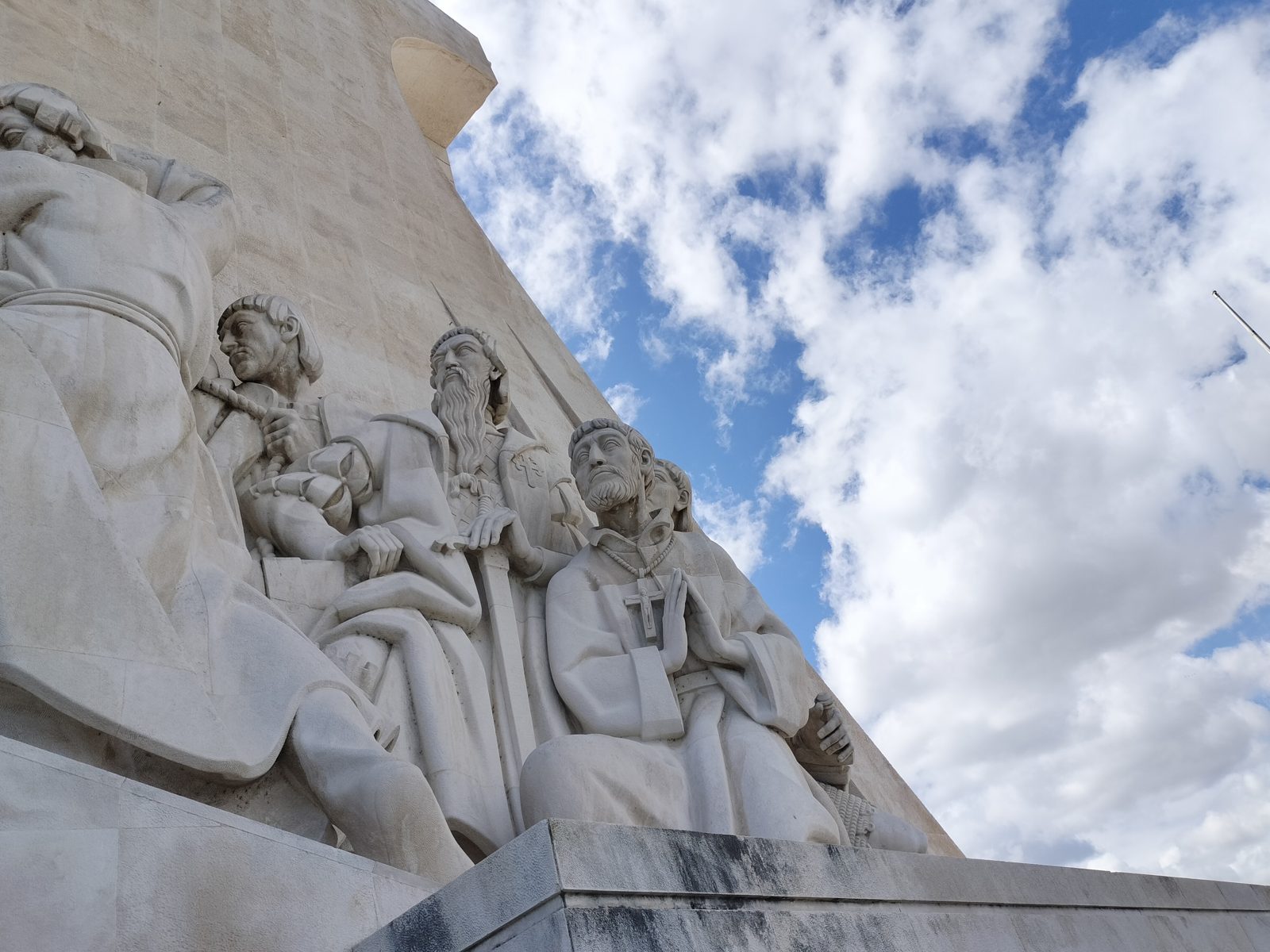 発見のモニュメントの彫像群を見上げる Monument of the Discoveries statues from below, Lisbon