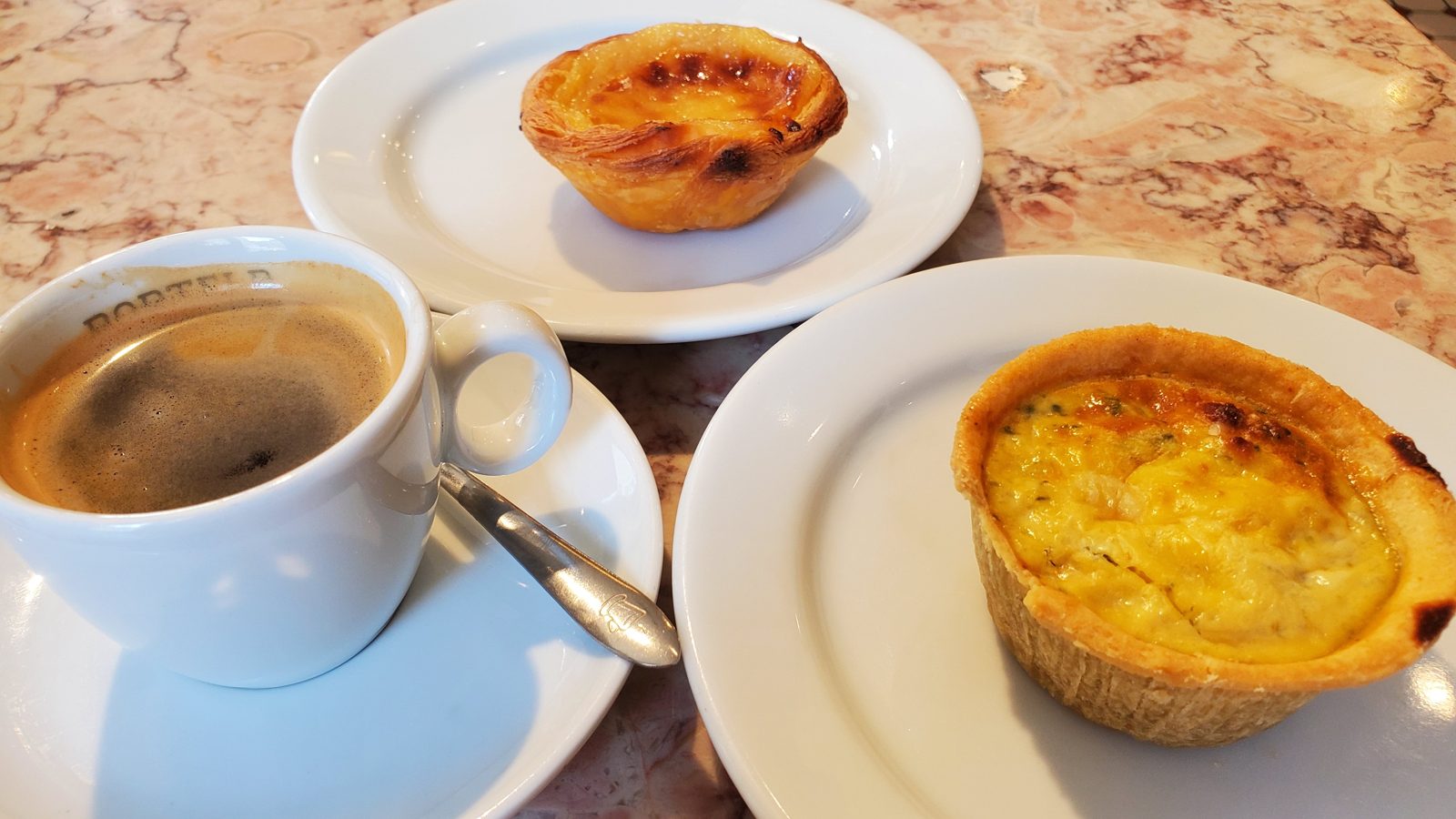 パステル・デ・ナタとコーヒー Pastel de nata and coffee, Lisbon