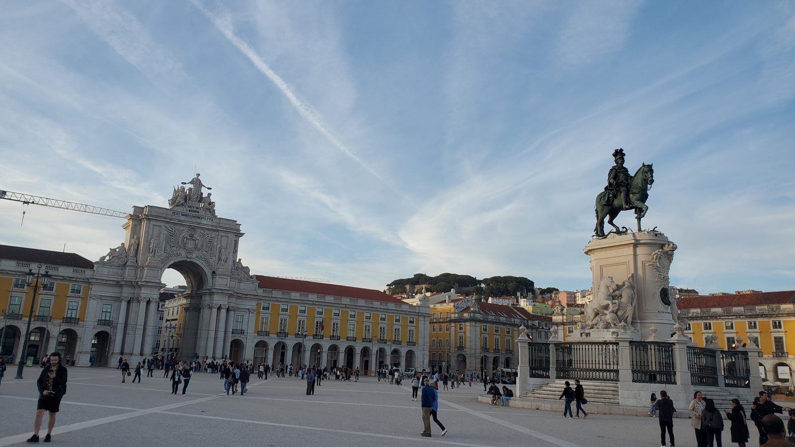 コメルシオ広場の騎馬像と凱旋門 Praca do Comercio statue and Rua Augusta arch, Lisbon