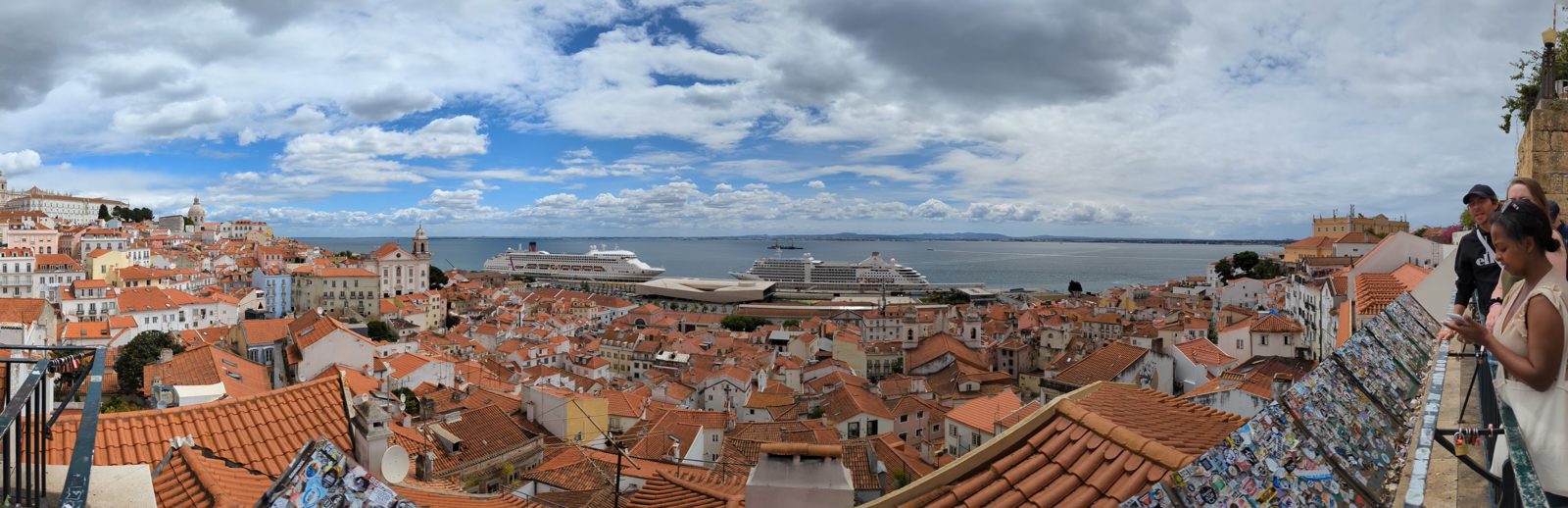 リスボンの丘と赤い屋根のパノラマ Panorama of Lisbon hills and red rooftops