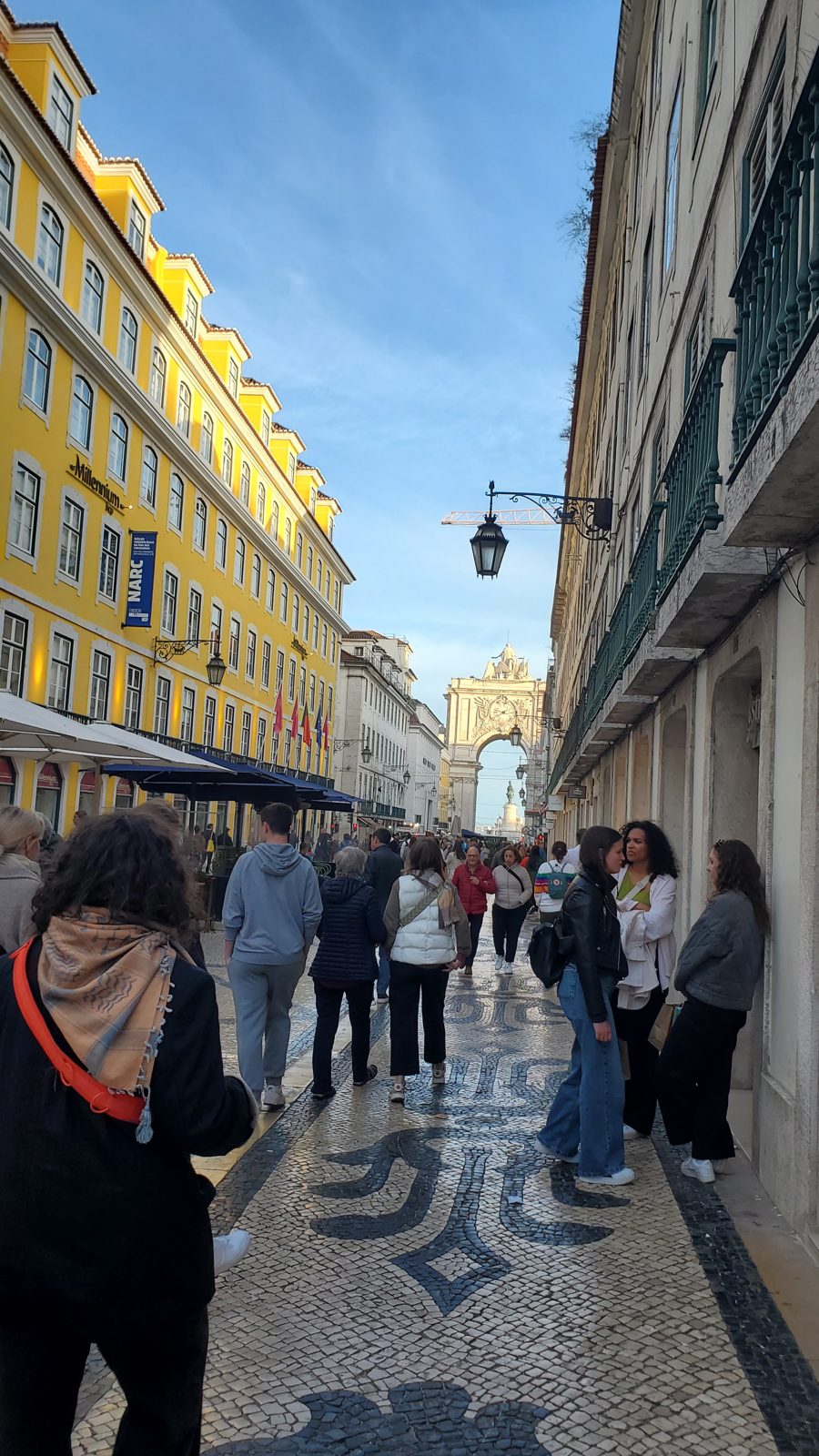 人通りの多いアウグスタ通り Crowded Rua Augusta, Lisbon