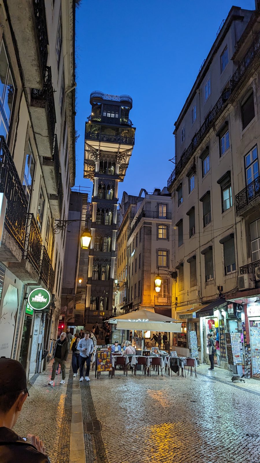 夕暮れのサンタ・ジュスタのエレベーター Santa Justa Lift at dusk, Lisbon
