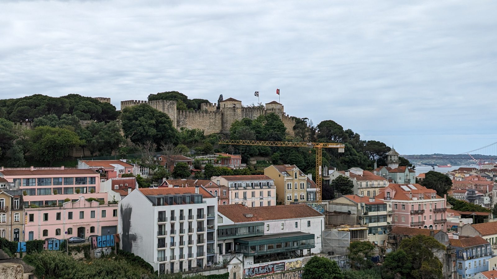 サン・ジョルジェ城と丘の街並み Sao Jorge Castle over Lisbon rooftops