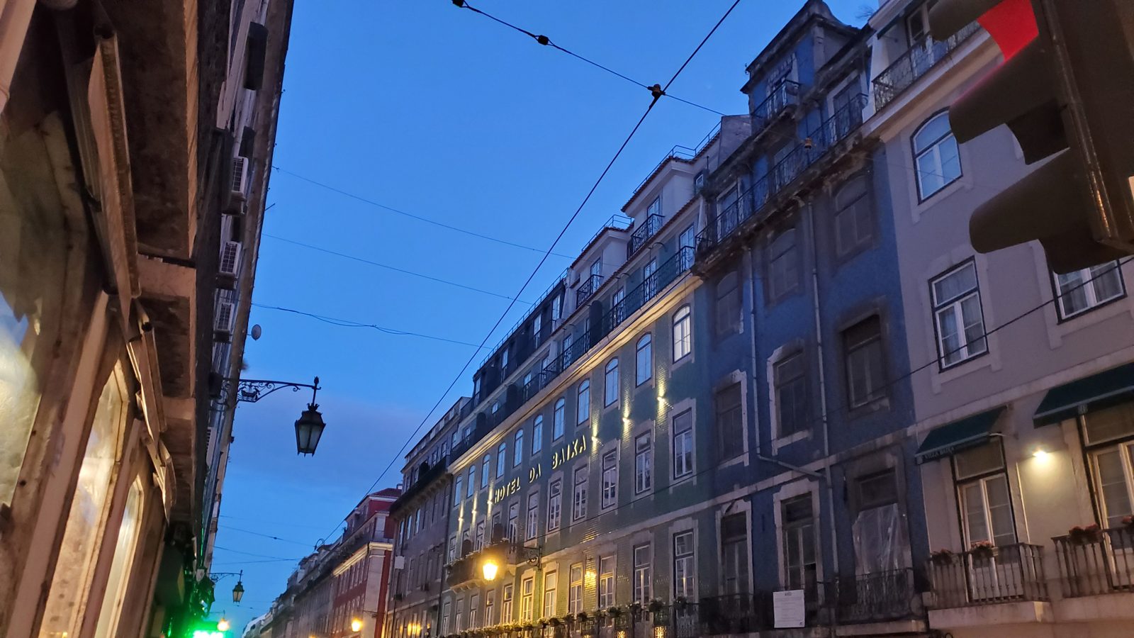 夕暮れのリスボンの通り Lisbon street at blue hour