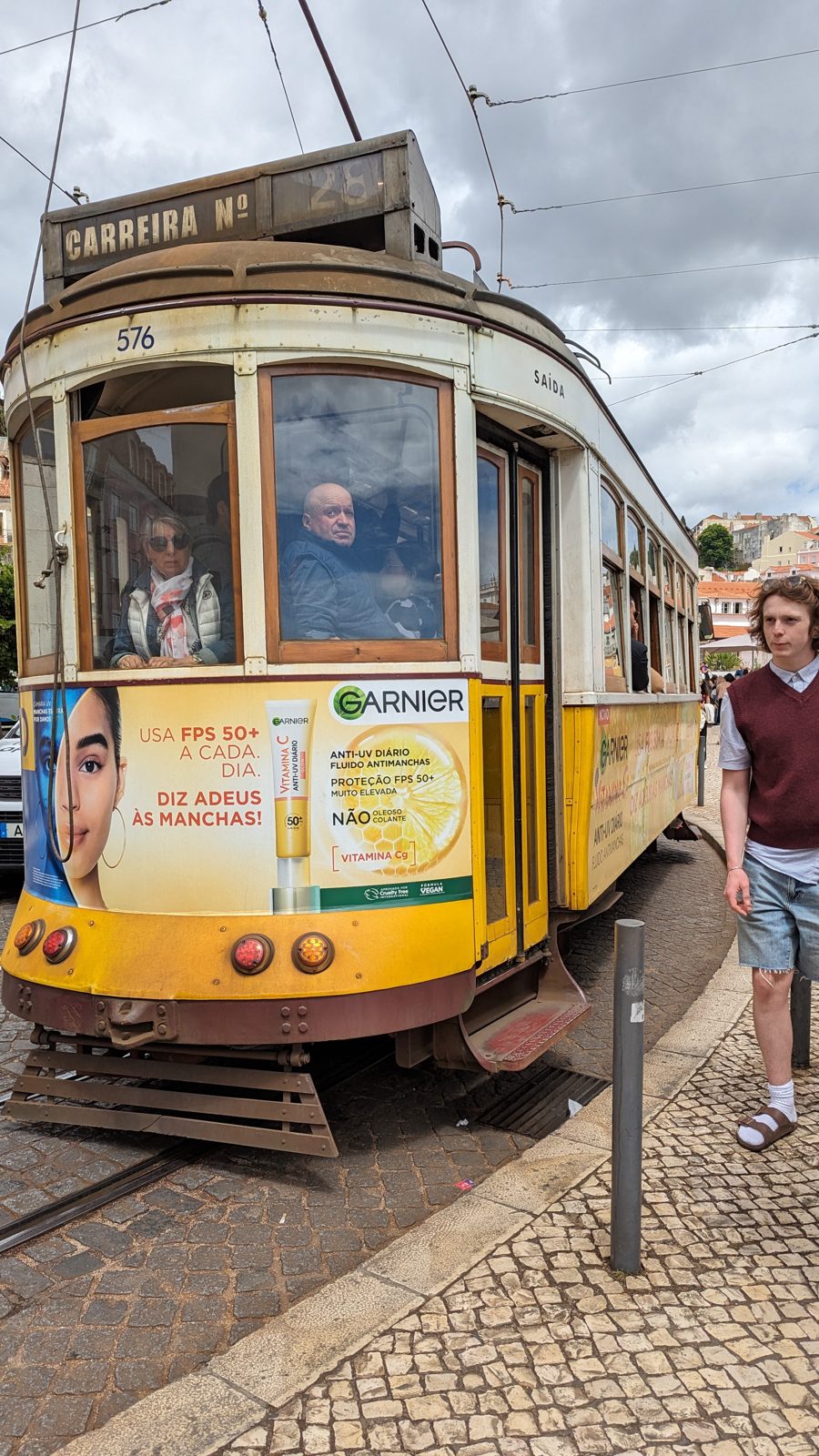 トラム28番の車両正面 Tram 28 vintage car front, Lisbon
