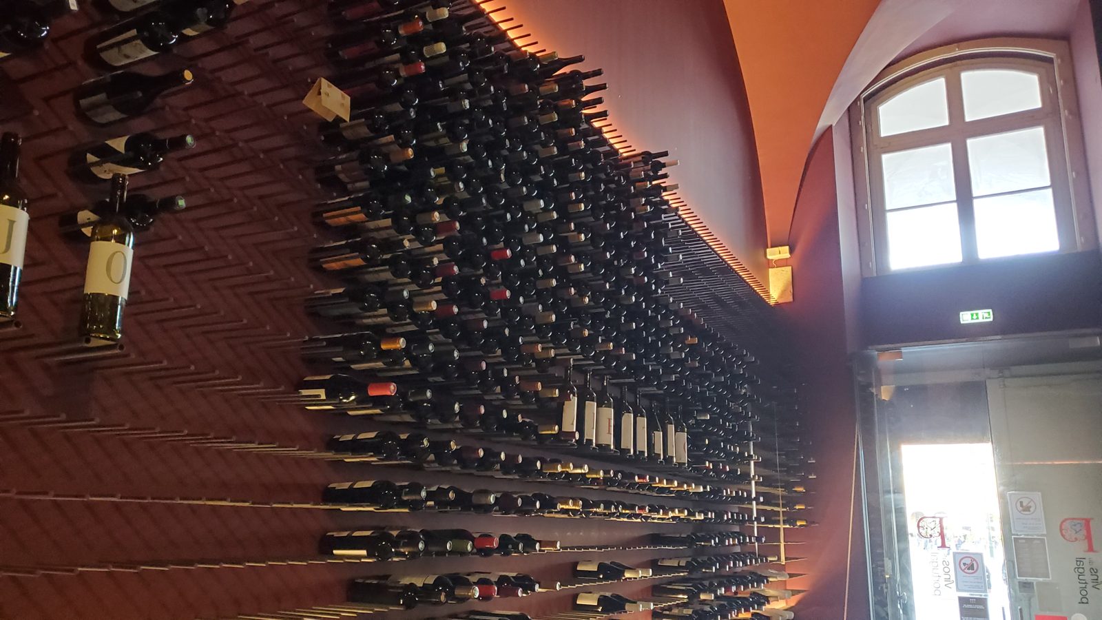 ワインボトルが並ぶテイスティングルーム Wine bottle wall at a tasting room, Lisbon