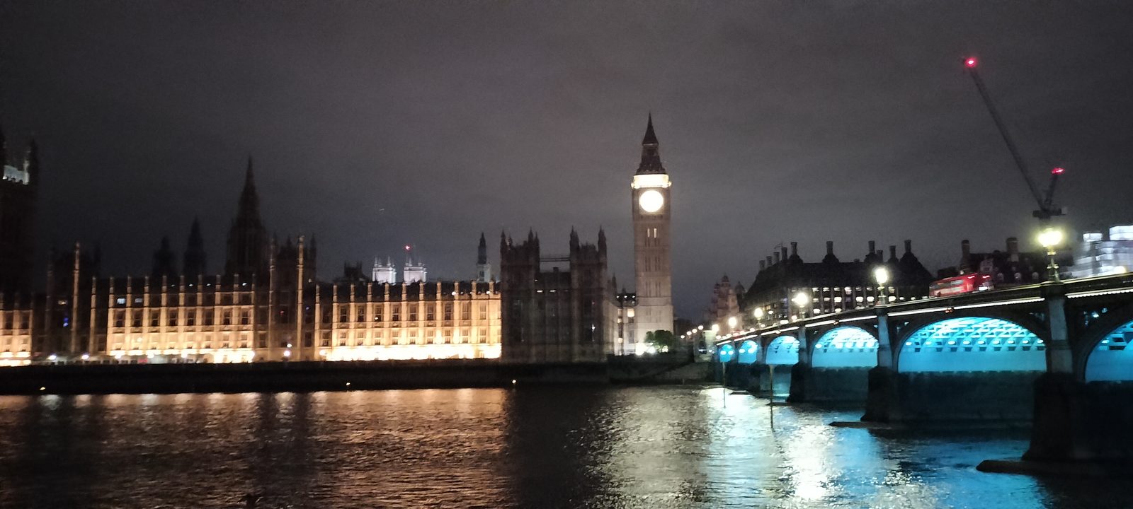 夜のビッグベンとウェストミンスター宮殿 Big Ben and Westminster Palace at night, London