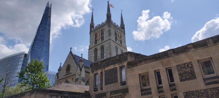 歴史ある教会の塔とザ・シャード A historic church tower beside The Shard, London