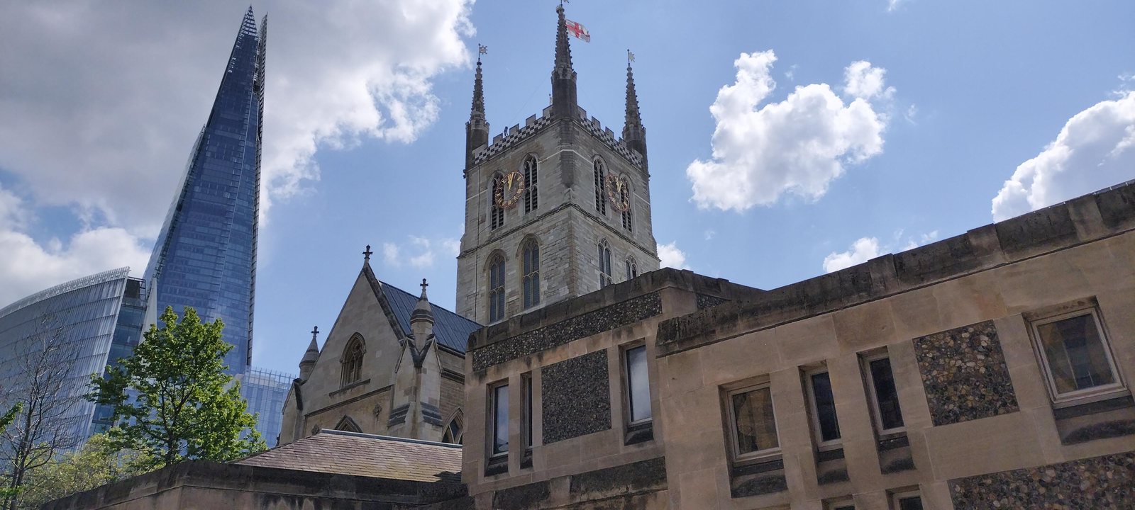 教会の塔とザ・シャード A church tower beside The Shard, London