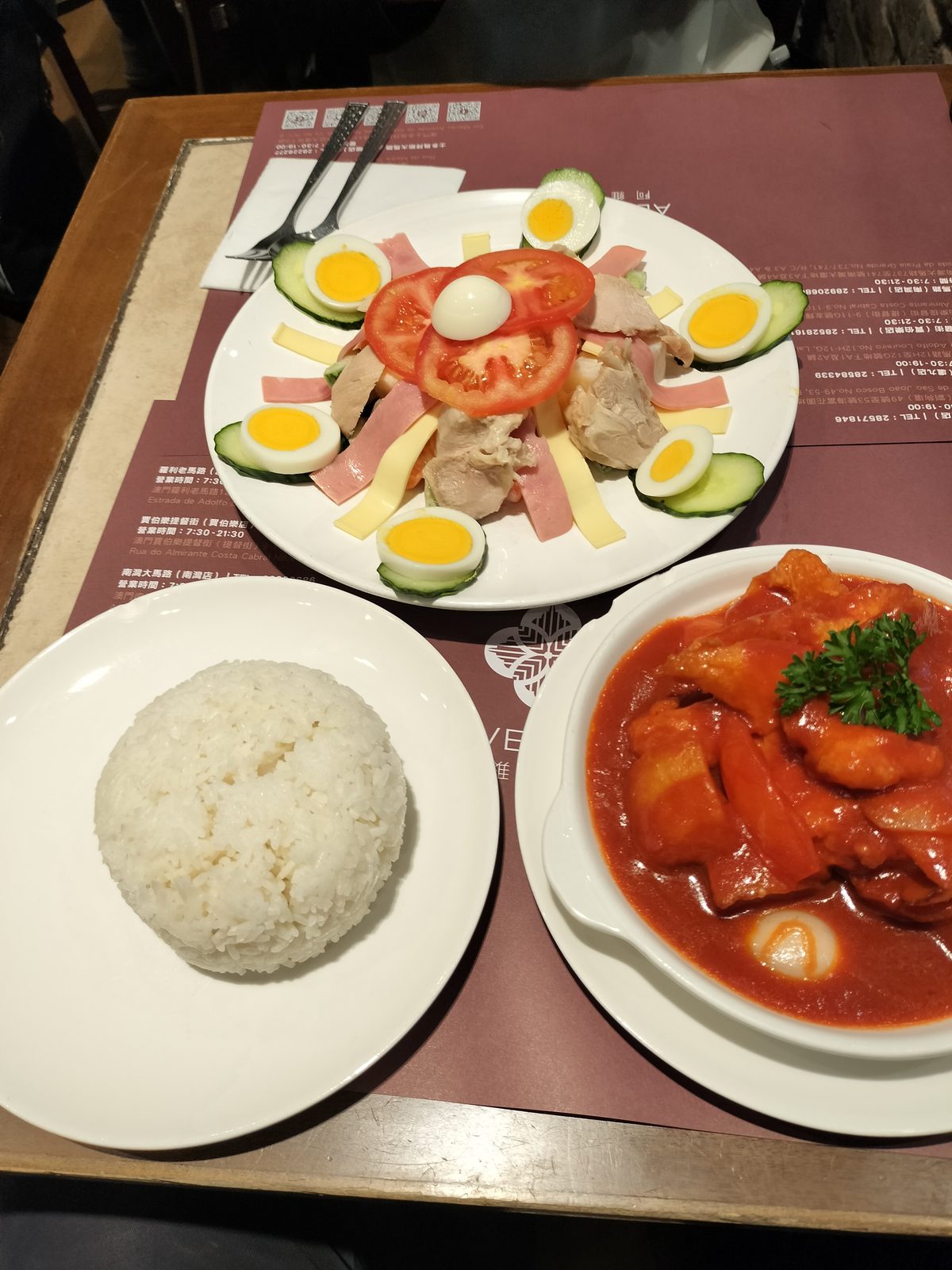 マカオの茶餐廳ランチ Local cha chaan teng lunch in Macau