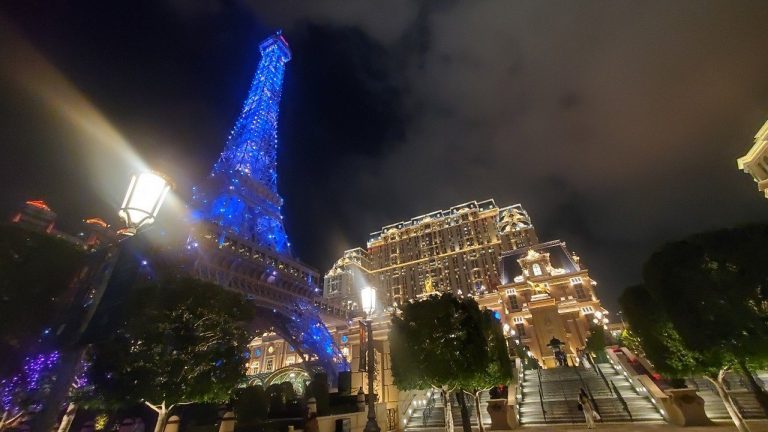 ライトアップされたエッフェル塔のレプリカ The illuminated Eiffel Tower replica, Macau