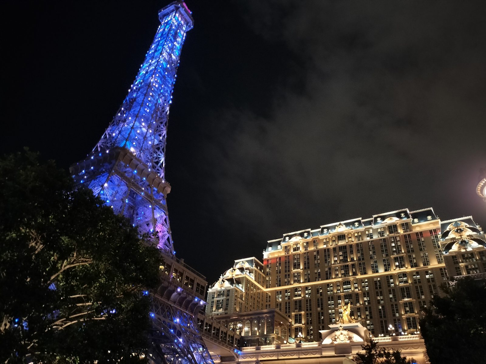 パリジャン・マカオのエッフェル塔の夜景 The Parisian Macao Eiffel Tower replica at night, Cotai
