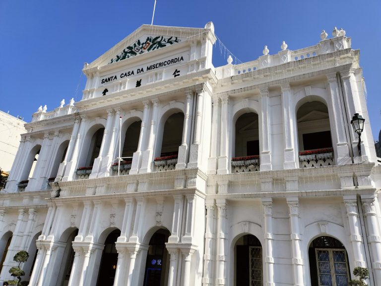 マカオ 仁慈堂の白い外壁 The white facade of Santa Casa da Misericordia, Macau