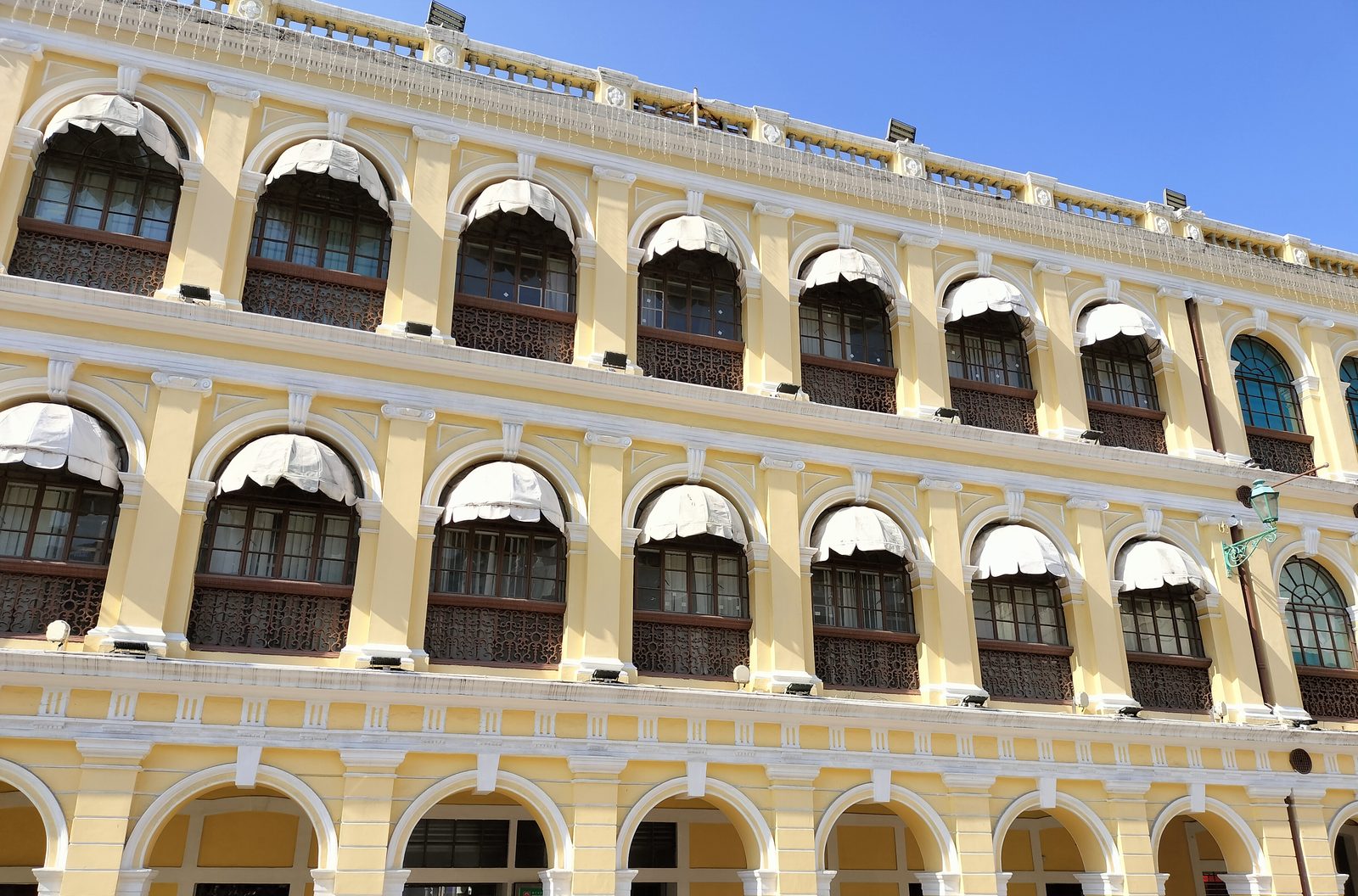 セナド広場の波模様の石畳とコロニアル建築 Colonial buildings and wave-patterned paving on Senado Square, Macau
