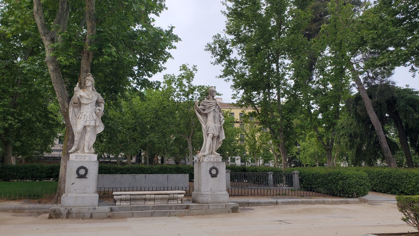 レティーロ公園の並木と彫像 Retiro Park promenade with statues, Madrid