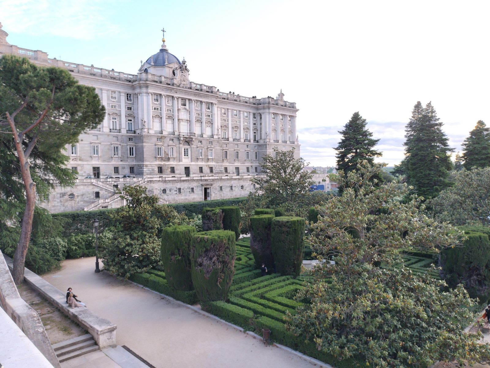 サバティーニ庭園から望むマドリード王宮 Royal Palace from Sabatini Gardens, Madrid