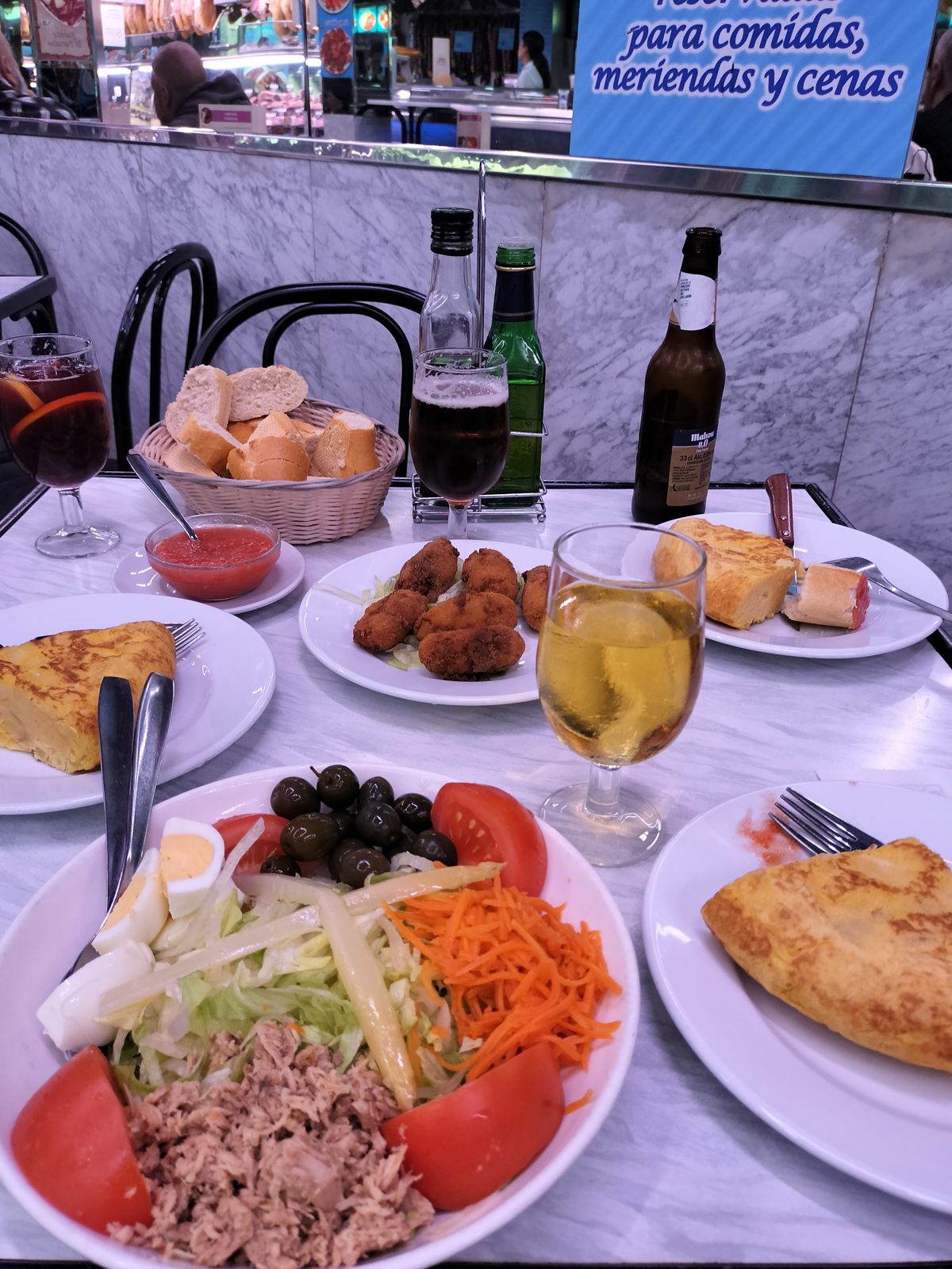 タパスバルのテーブル Tapas spread at a bar in Madrid