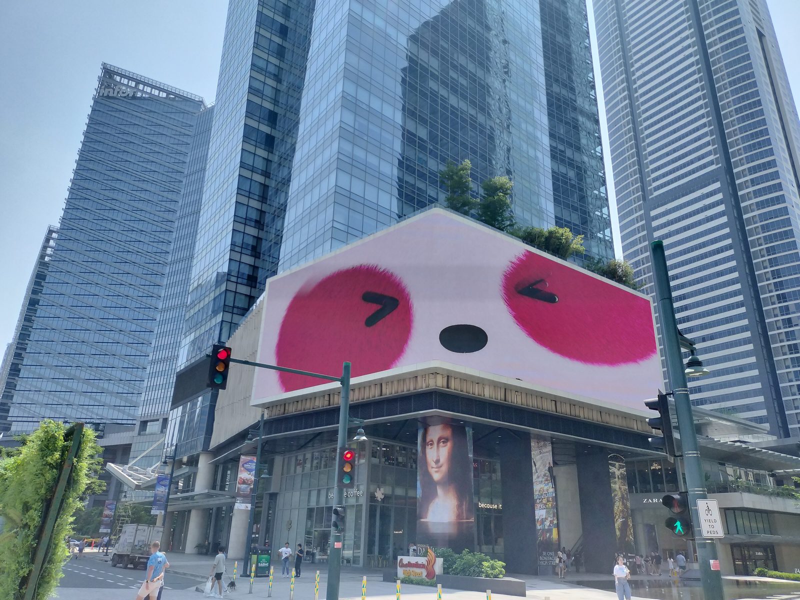 BGC ボニファシオ・ハイストリートの高層ビルと巨大スクリーン Bonifacio High Street with skyscrapers and giant LED screen, BGC, Manila