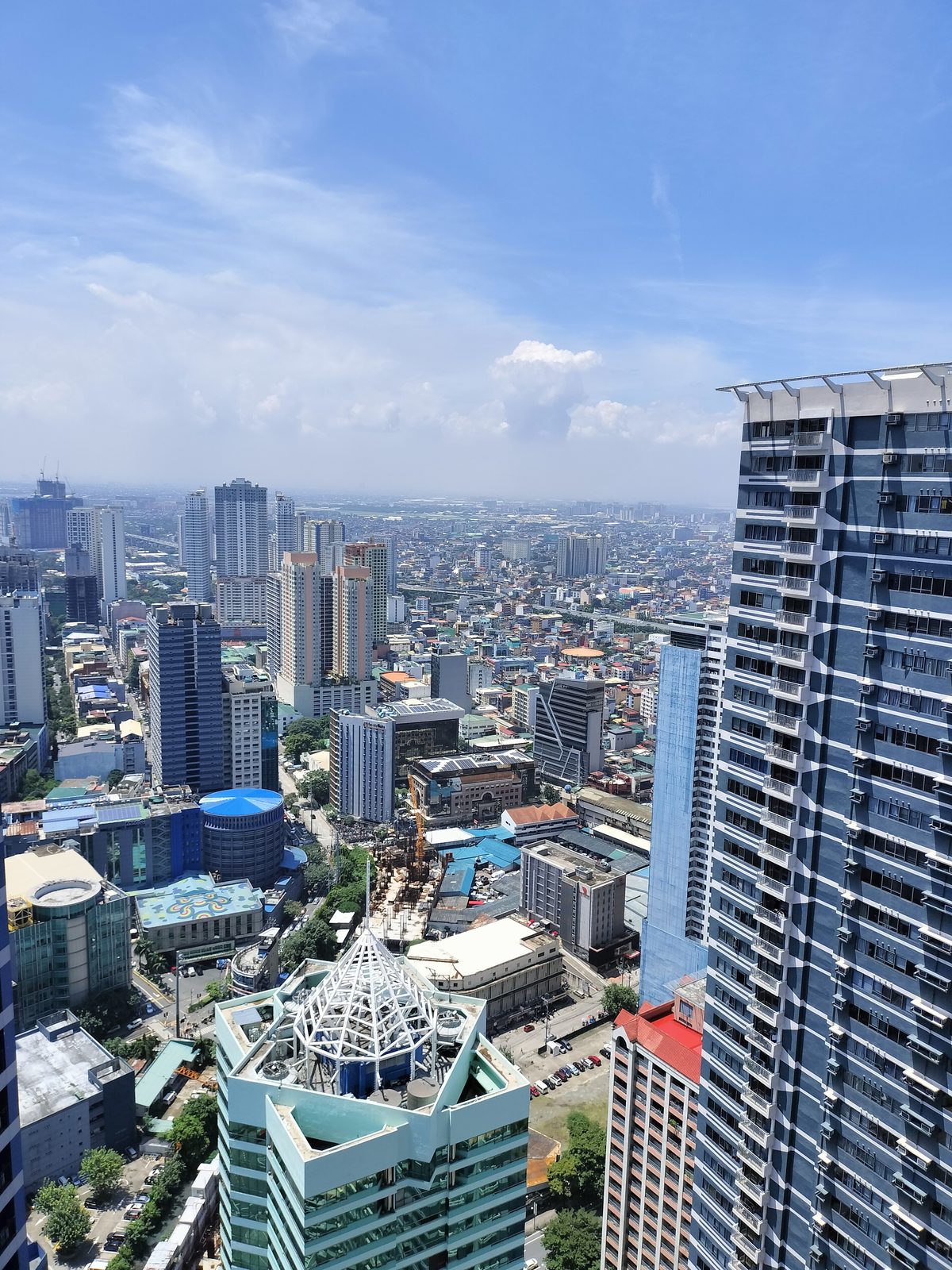 マカティの高層ビルから見たマニラの街並み Manila cityscape from a Makati high-rise, Philippines