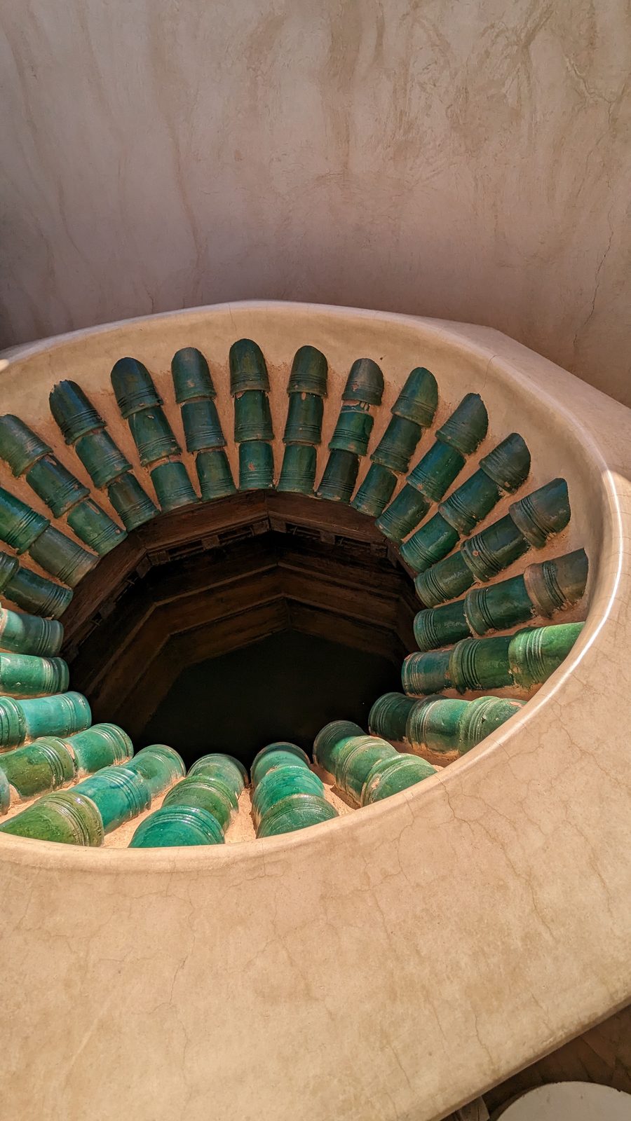 緑釉陶器で飾られた泉の装飾 Green glazed ceramic fountain decoration in Marrakech